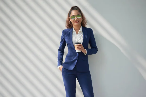 Retrato Una Exitosa Dama Negocios Sonriente Con Taco Café Para —  Fotos de Stock