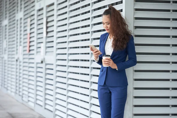 Geschäftsfrau Trinkt Kaffee Und Checkt Nachrichten Auf Ihrem Smartphone — Stockfoto