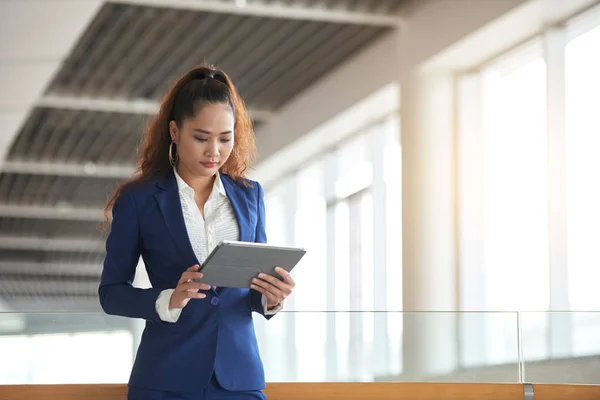 Ładny Asian Kobieta Przedsiębiorcy Czytanie Informacji Komputerze Typu Tablet — Zdjęcie stockowe