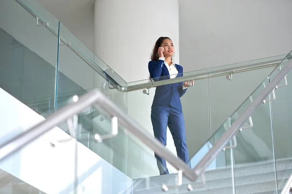 電話で呼び出してかなりビジネス女性の笑みを浮かべてください — ストック写真