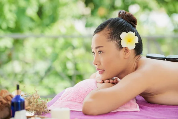 Vackra Vietnamesiska Ung Kvinna Avkopplande Spa — Stockfoto