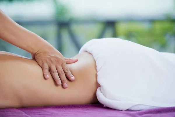 Mani Massaggiatore Massaggiando Parte Bassa Della Schiena Cliente Femminile — Foto Stock