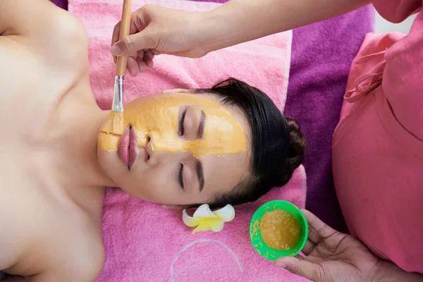 Cosmetologist Applying Alginate Mask Face Female Client — Stock Photo, Image