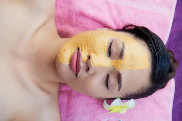 Asiatisk Ung Kvinna Med Hälften Hennes Ansikte Täckt Med Mask — Stockfoto