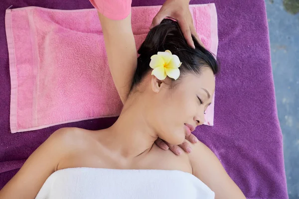Beautiful Young Woman Enjoying Relaxing Massage Spa Salon — Stock Photo, Image