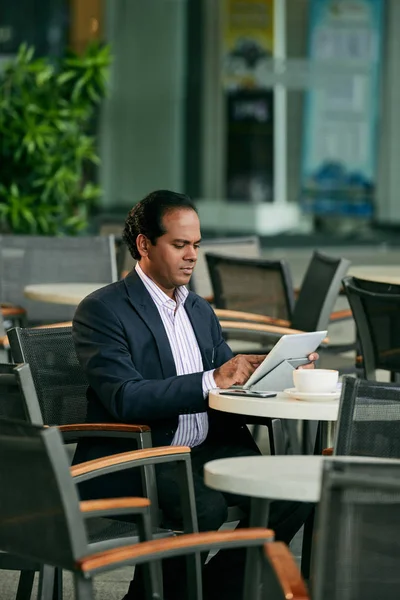 Indian Businessman Working Tablet Computer Outdoor Cafe — Stock Photo, Image