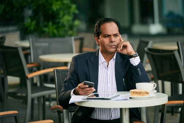 Nachdenklicher Indischer Geschäftsmann Bei Cappuccino Und Dessert Lokalem Café — Stockfoto