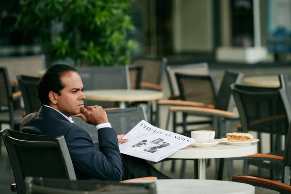 Nadenkend Indier Drinken Koffie Het Lezen Van Krant Café — Stockfoto