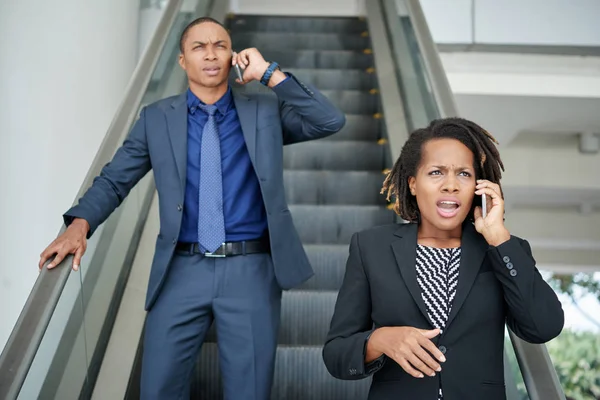 Des Gens Affaires Afro Américains Colère Appelant Téléphone Descendant Escalator — Photo