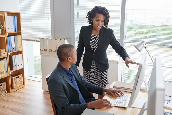 Empreendedora Mulher Explicando Trabalho Para Empregado Seu Primeiro Dia — Fotografia de Stock