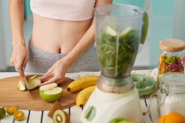 Yeşil smoothie yemek kadın Resim kırpılmış