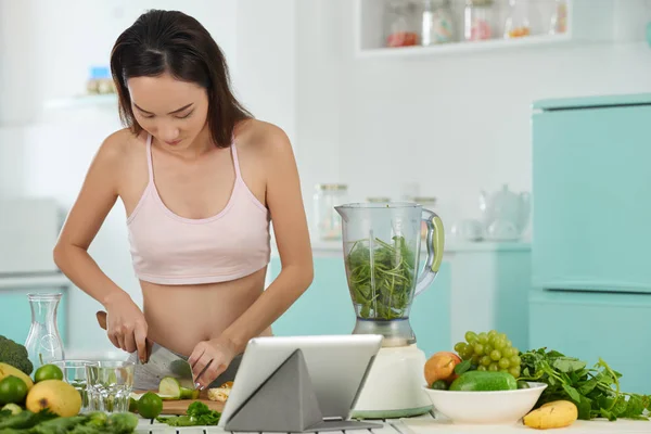 Young Woman Cutting Green Fruits Vegetables Smoothie — Stock Photo, Image