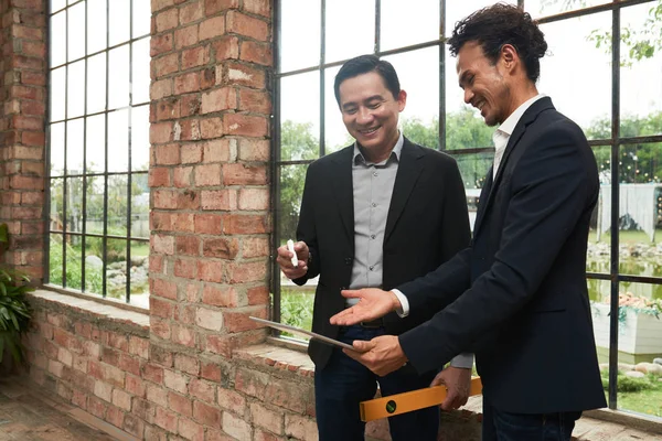 Alegre Compañeros Trabajo Discutiendo Proyecto Arquitectura Tablet — Foto de Stock