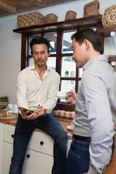 Hombre Negocios Asiático Mostrando Idea Teléfono Inteligente Compañero Trabajo —  Fotos de Stock