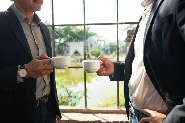 大きな窓に紅茶を飲むビジネス パートナーの画像をトリミング — ストック写真