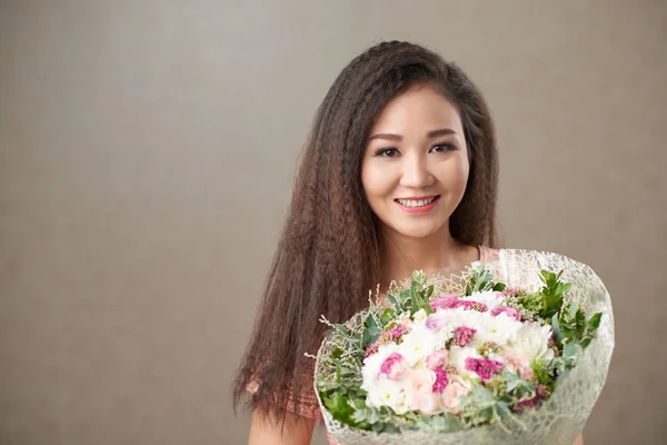 Sorrindo Mulher Asiática Segurando Monte Flores — Fotografia de Stock