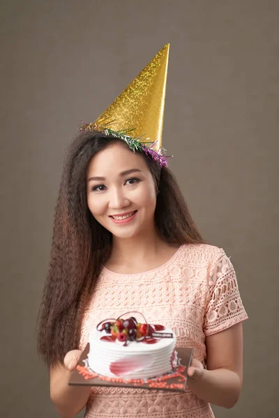 誕生日ケーキでかなり笑顔のベトナム人女性 — ストック写真
