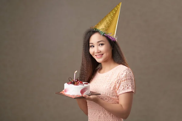 Mooie Vrouw Partij Cake Viert Verjaardag — Stockfoto
