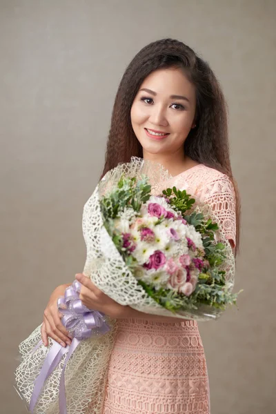 Retrato Jovem Vietnamita Feliz Com Grande Buquê — Fotografia de Stock