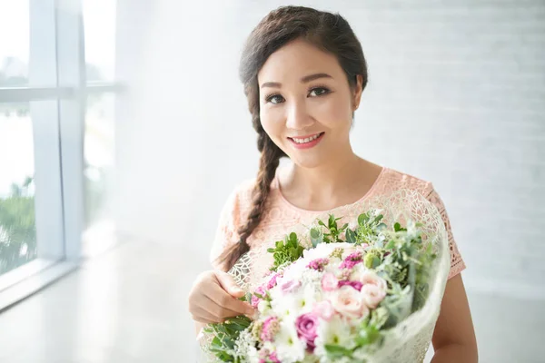 Vackra Vietnamesiska Leende Kvinna Med Stora Våren Bukett — Stockfoto