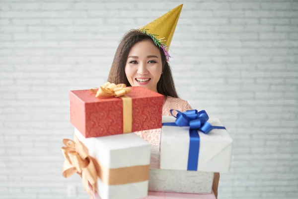 Щасливі Досить Єтнамська Жінка Букетом Подарункові Коробки — стокове фото