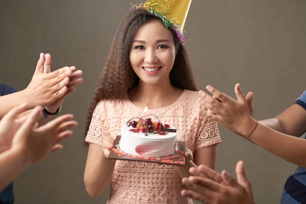 人们用生日蛋糕向年轻微笑的女人鼓掌 — 图库照片