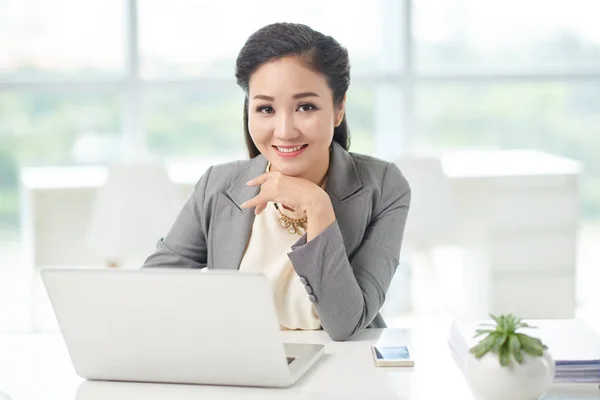 Smiling Pretty Vietnamese Business Lady Working Laptop Her Table — 图库照片