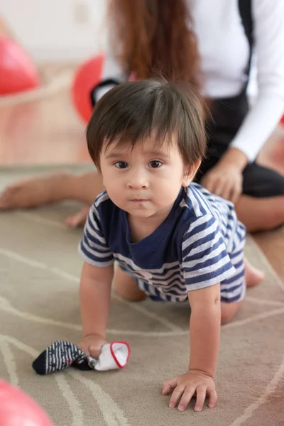 Vietnamesischer Kleinkind Junge Krabbelt Auf Dem Boden — Stockfoto