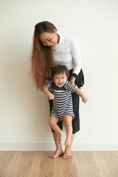 Joyeux Asiatique Jeune Femme Jouer Avec Son Enfant — Photo