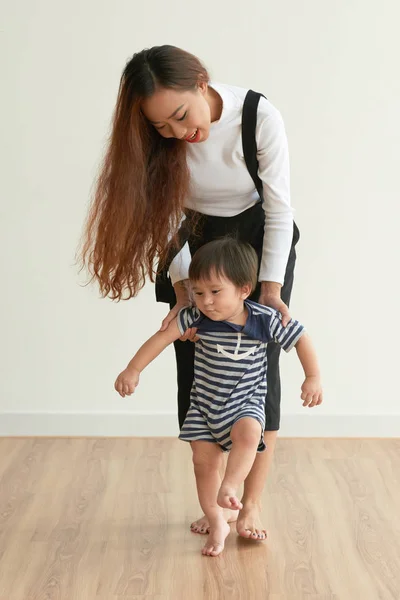 Asiatische Junge Frau Hilft Ihrem Sohn Erste Schritte Machen — Stockfoto