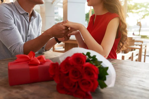 Casal Mãos Dadas Enquanto Celebra Dia Dos Namorados — Fotografia de Stock