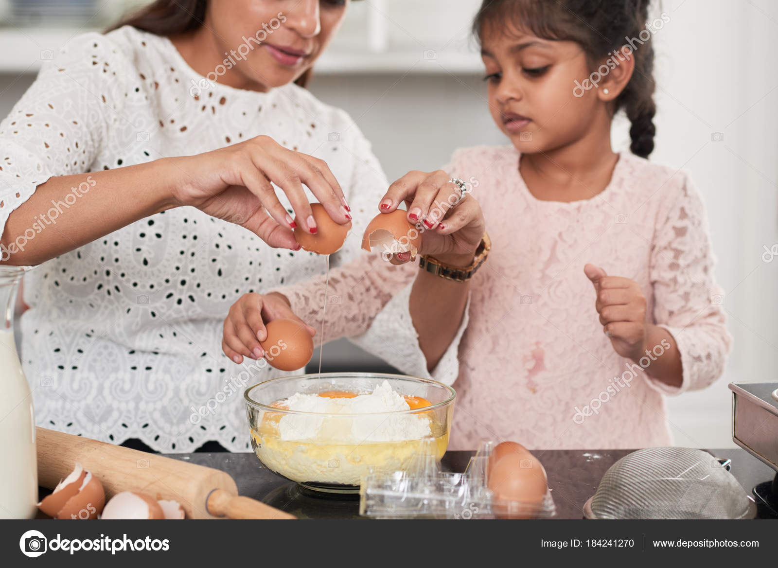 Indian Woman Her Cute Little Daughter Cooking — Stock Photo