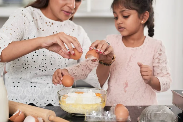 Mulher Indiana Sua Filha Fofa Cozinhar — Fotografia de Stock