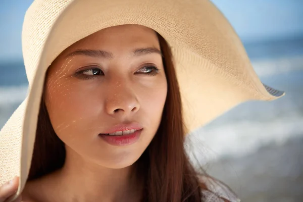 Visage Jolie Jeune Femme Asiatique Portant Chapeau Paille Sur Plage — Photo