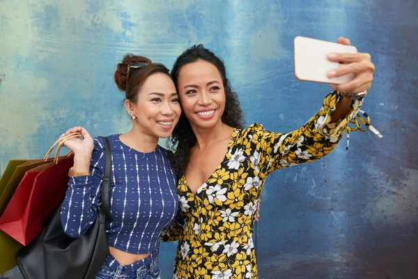 Ganska Leende Asiatisk Kvinna Tar Selfie Med Sin Vän — Stockfoto