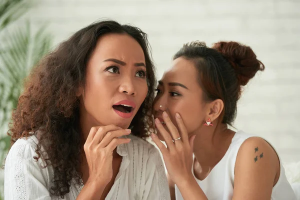 Mujer Compartiendo Secreto Con Amigo — Foto de Stock