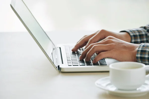 Bijgesneden Afbeelding Van Persoon Programmering Laptop Koffiekopje Tafel — Stockfoto