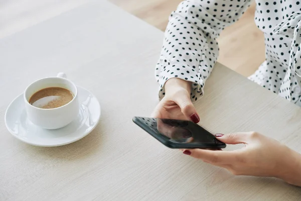 Kvinna Dricka Kopp Kaffe Och Kontrollera Textmeddelanden — Stockfoto