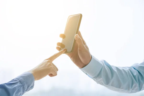 Hands Business Person Showing Smartphone Coworker — Stock Photo, Image