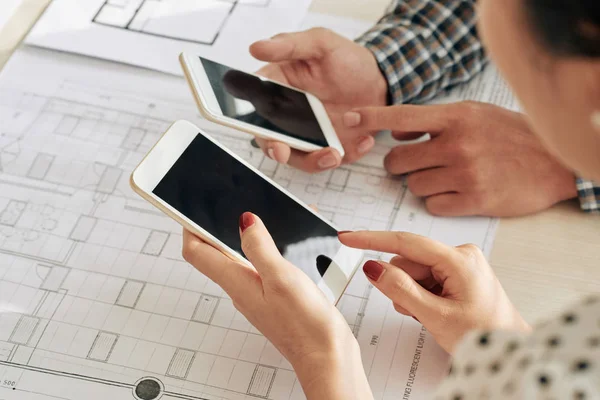 Manos Gente Negocios Revisando Mensajes Sus Teléfonos Inteligentes —  Fotos de Stock