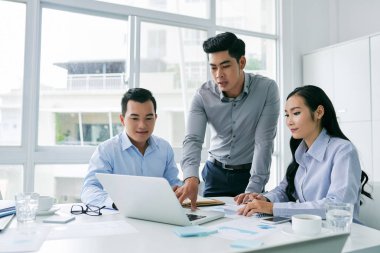 Onun fikri arkadaşlarınıza dizüstü bilgisayar ekranında gösterilen genç Vietnamlı işadamı