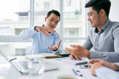 Boyut ürün üzerinde tartışırken Asya iş adamları dağıtmak için gidiyorsun