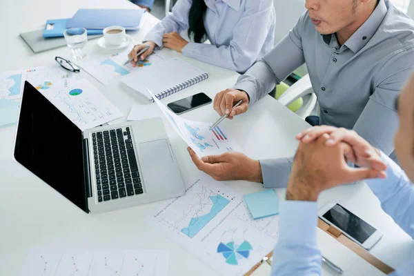 Mitarbeiter Diskutieren Jahresfinanzbericht Bei Besprechung Blick Von Oben — Stockfoto