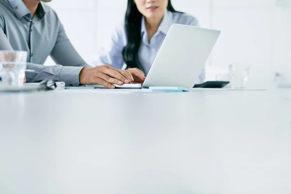 Imagen Recortada Gente Negocios Trabajando Juntos Una Gran Mesa Blanca — Foto de Stock