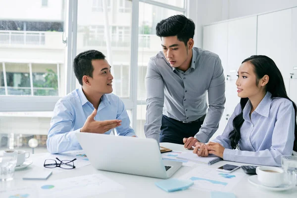 Equipo Jóvenes Empresarios Discutiendo Proyecto Start — Foto de Stock