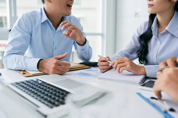 Bijgesneden Afbeelding Van Jonge Zakenlui Hebben Brainstormsessie — Stockfoto