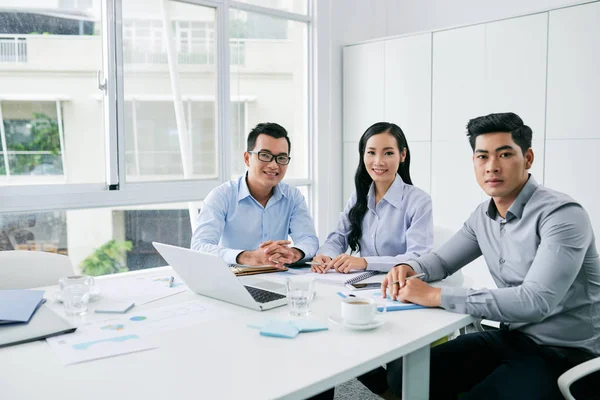 Giovane Sorridente Team Lavoro Vietnamita Sala Riunioni — Foto Stock