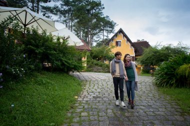 Otel toprakları üzerinde yürüme aşık genç Vietnamlı Çift