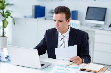 laptop ofisinde çalışan iş adamı