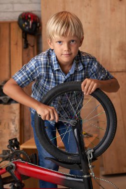 Çocuk Onun Bisiklet ön tekerlek vida sıkma